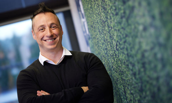 Man die tegen een muur leunt